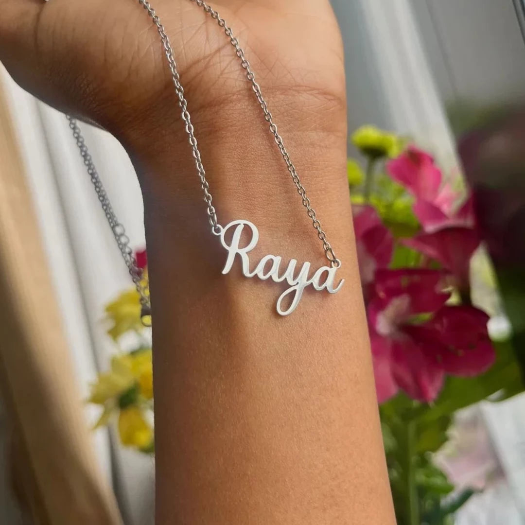 Collier en main avec prenom Raya